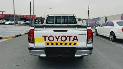 Toyota Hilux Double Cab 2022 - GCC Specs - Excellent Condition-6