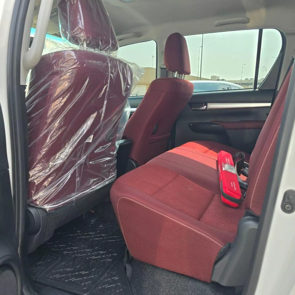 Toyota Hilux SR5 2.7 PETROL MANUAL DOUBLE CABIN-4-0