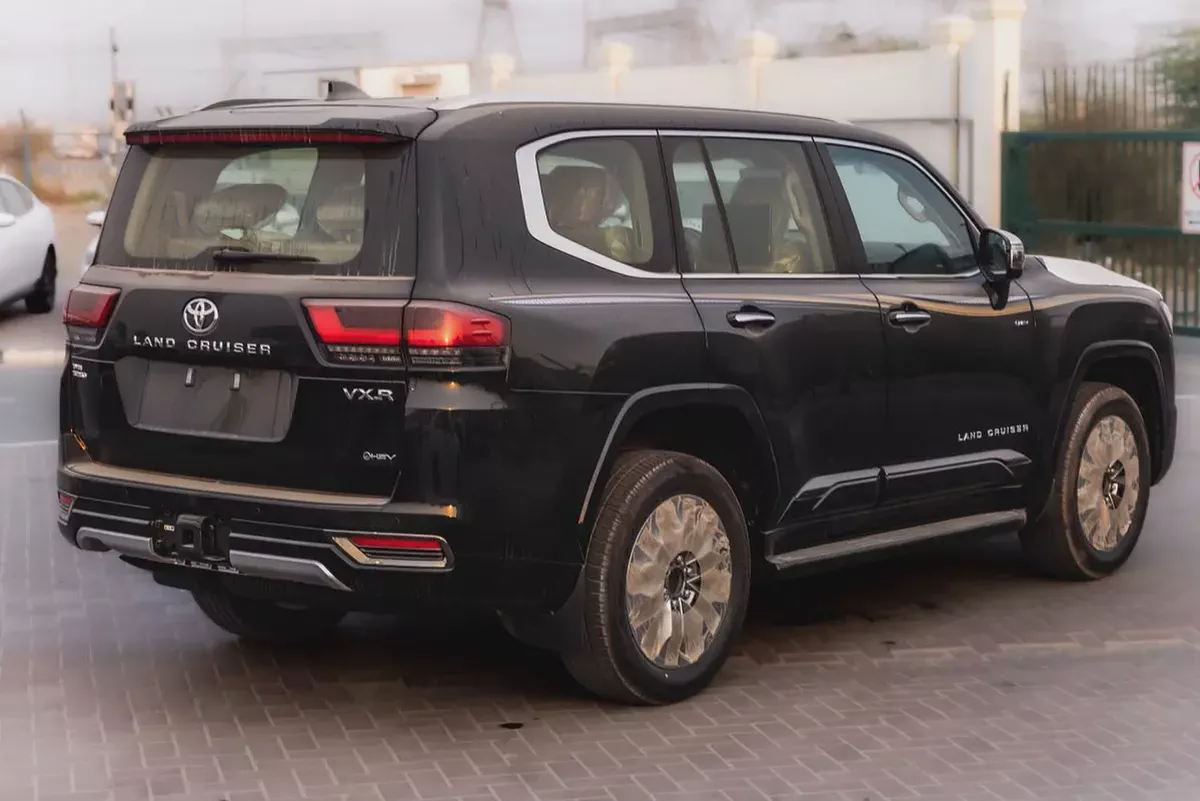 Brand New 2026 Toyota Land Cruiser VXR HAYBRID | GCC Specs | 0km-1-1