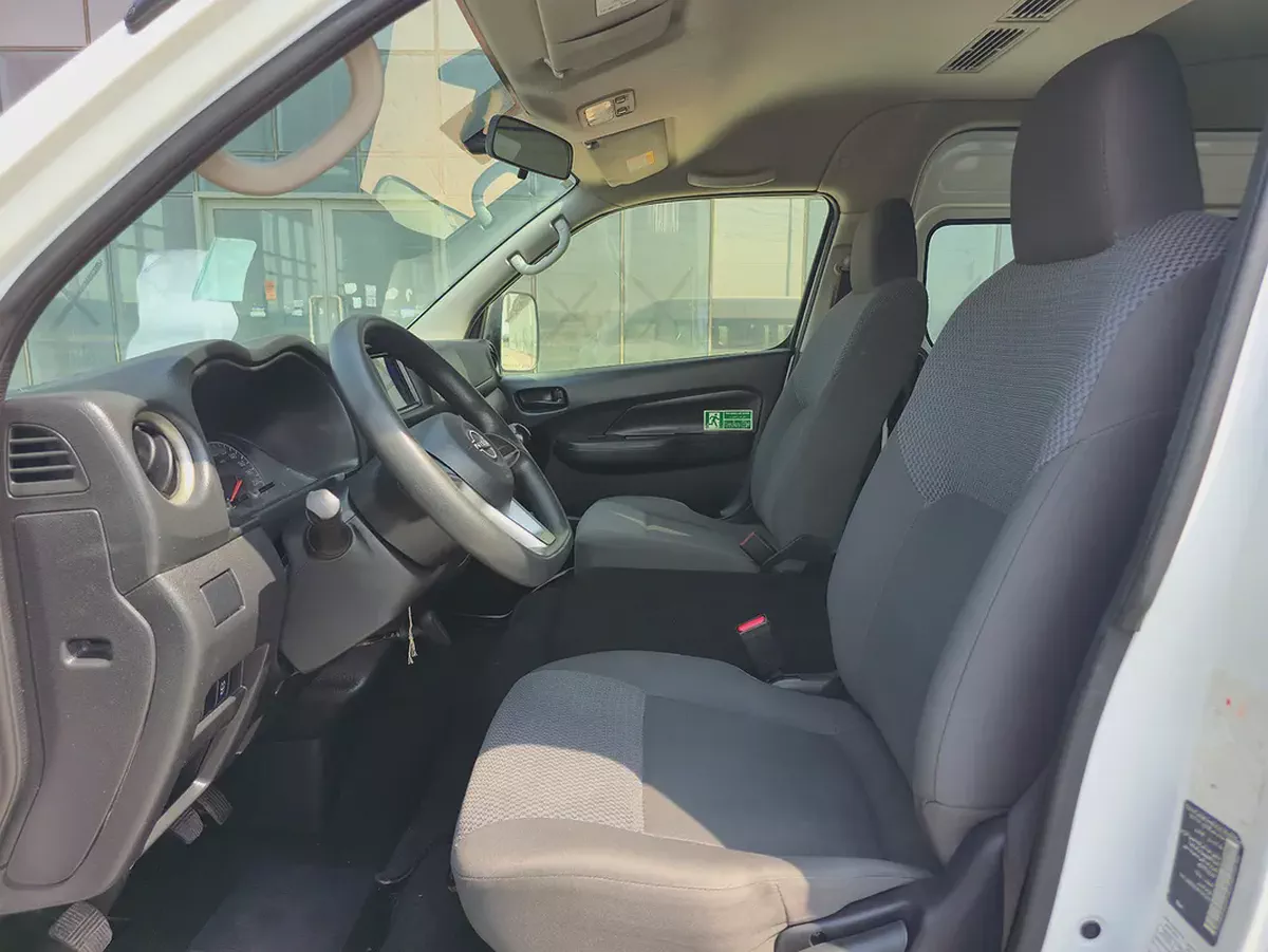 Nissan Urvan 13 Seater Manual 2023 Model GCC Specs With Full Service History In Perfect Condition-8-8