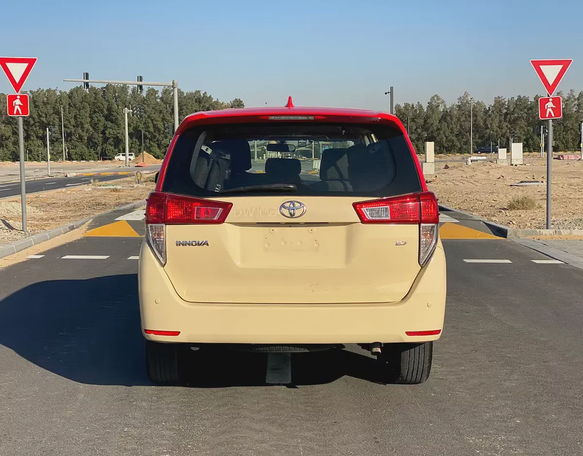 فقط 26500 درهم - تويوتا اينوفا - 2021 - محرك بترول - مواصفات خليجية - 7 مقاعد-4-4