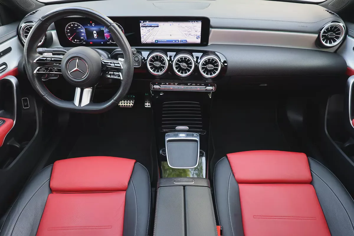A200 AMG - GCC SPECS - UNDER WARRANTY / SERVICE CONTRACT 105,000 KM FROM GARGASH - ACCIDENT FREE --13-13