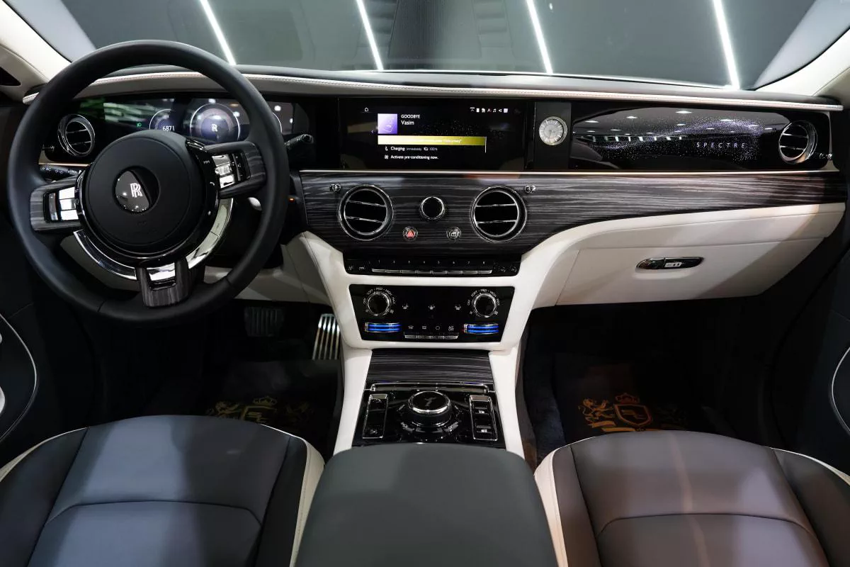 Rolls-Royce Spectre-1-1