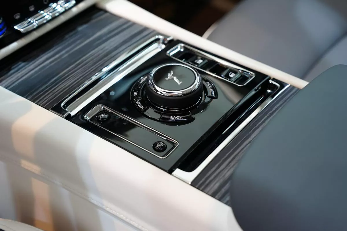 Rolls-Royce Spectre-9-9