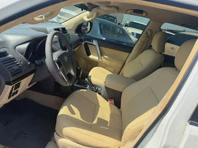 Toyota Prado 2014  v6white color GCC calen car-10