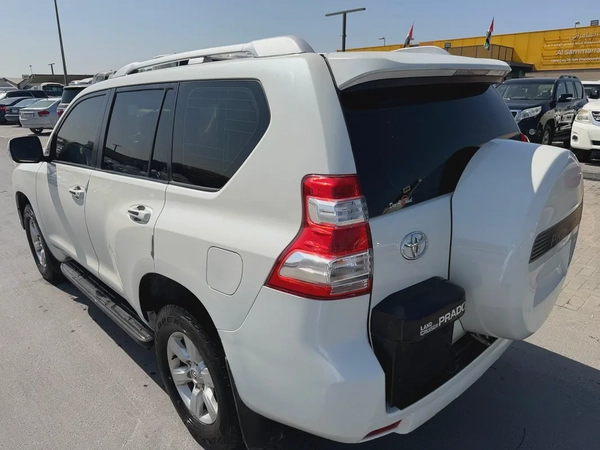 Toyota Prado 2014  v6white color GCC calen car