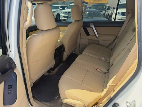 Toyota Prado 2014  v6white color GCC calen car