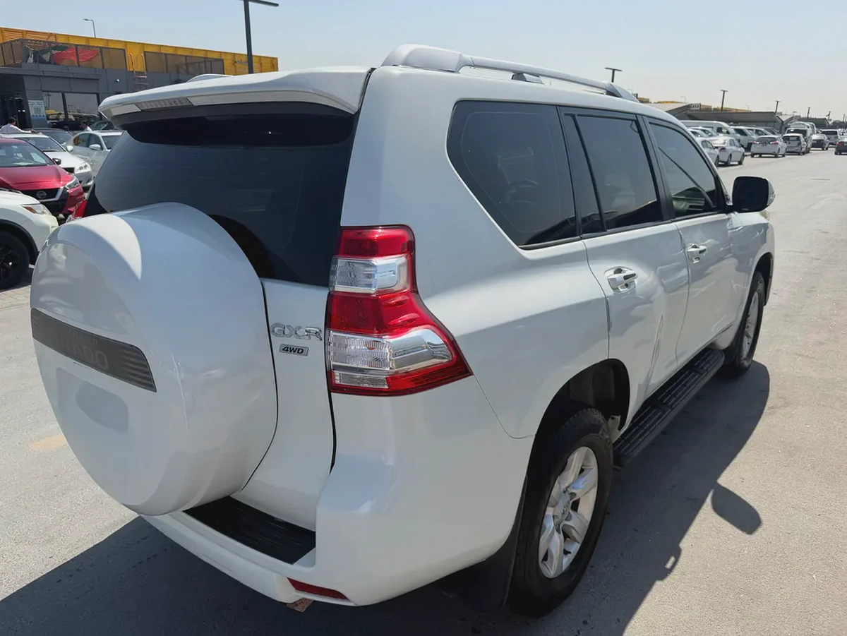 Toyota Prado 2014  v6white color GCC calen car-4-4