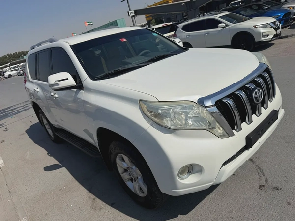 Toyota Prado 2014  v6white color GCC calen car