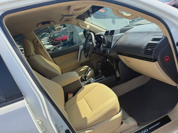 Toyota Prado 2014  v6white color GCC calen car