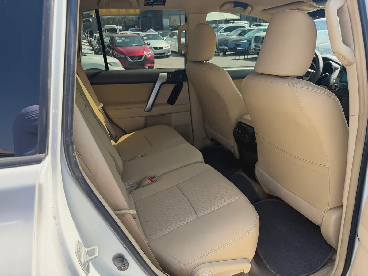 Toyota Prado 2014  v6white color GCC calen car-8-8