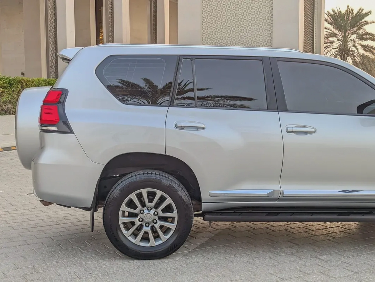 TOYOTA PRADO 2018 GCC V6 ACCIDENT FREE LOW MILEAGE IN EXCELLENT CONDITION