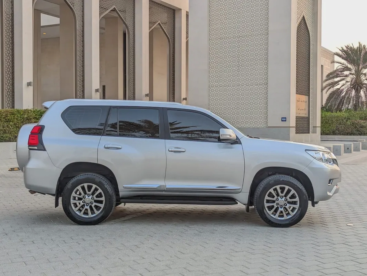 TOYOTA PRADO 2018 GCC V6 ACCIDENT FREE LOW MILEAGE IN EXCELLENT CONDITION