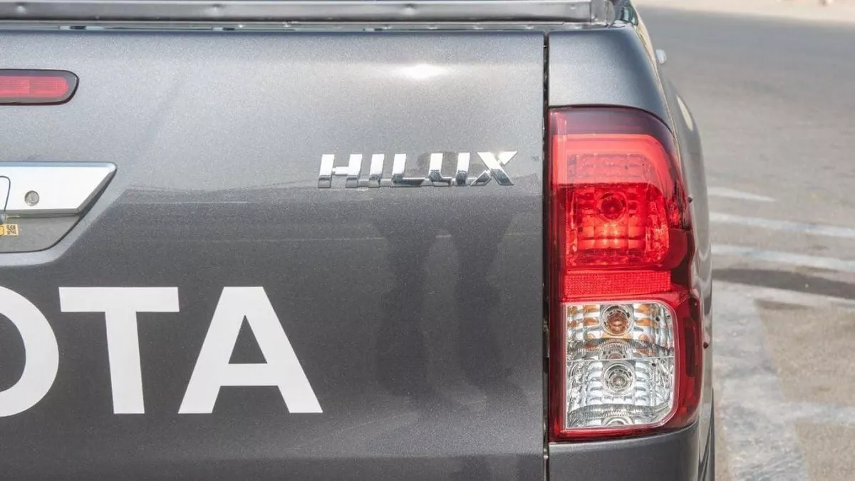 Toyota Hilux DLX TOYOTA HILUX 2.4L DIESEL AT MED OPTION 2024-12-0