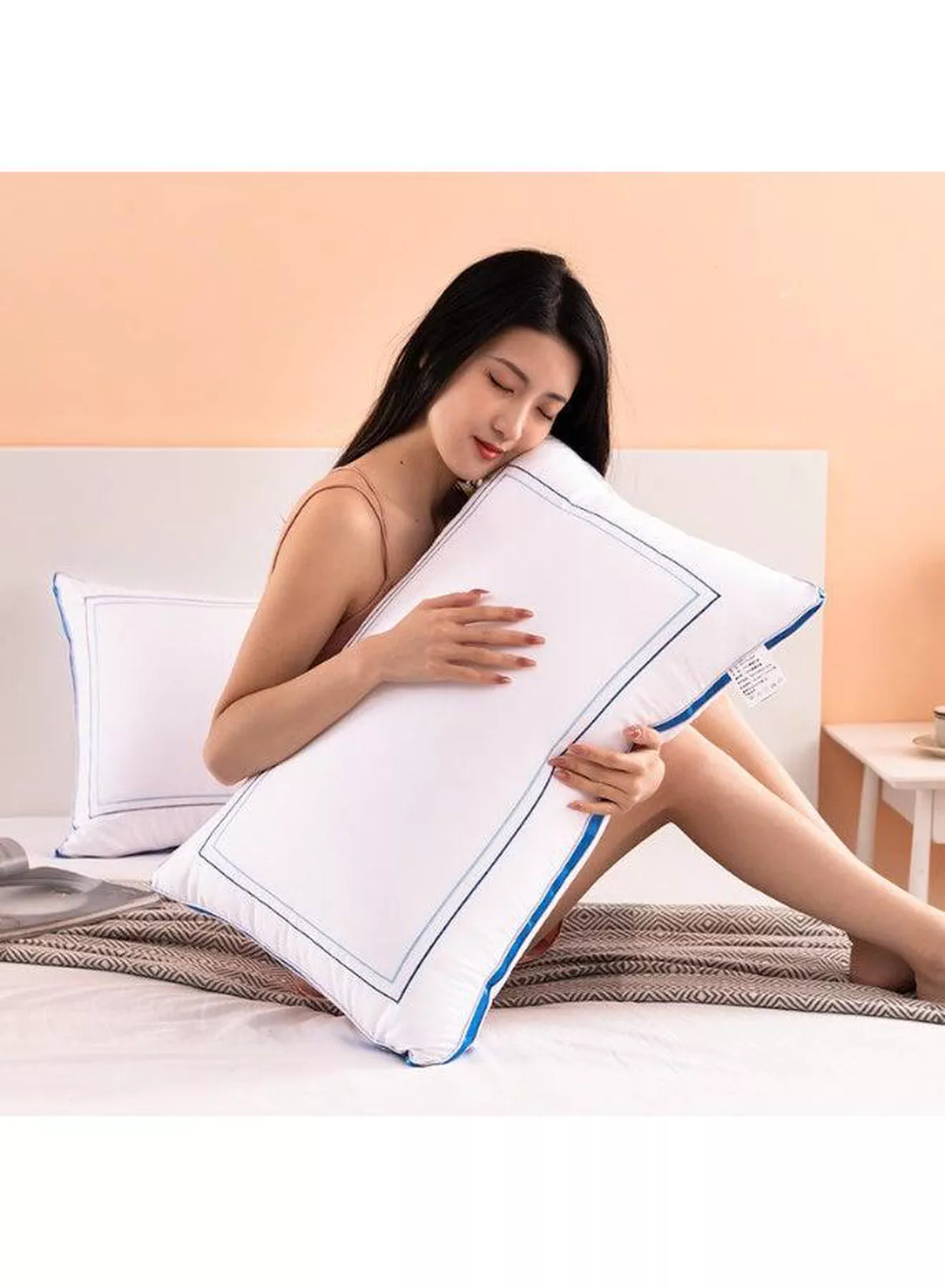 Divo Excellence Soft & Supportive Bed Pillow – 900g A practical choice for bedrooms and guest rooms, this 900g pillow offers comfortable cushioning and reliable support. The 44×72cm dimensions provide ample space while the reusable carrying bag adds convenience.-1-1