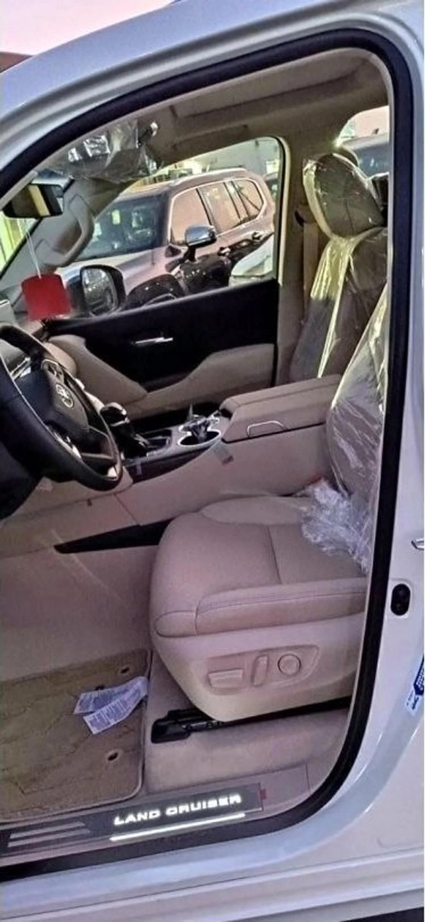 Toyota Land Cruiser VXR TOYOTA LANDCRUISER VXR WHITE