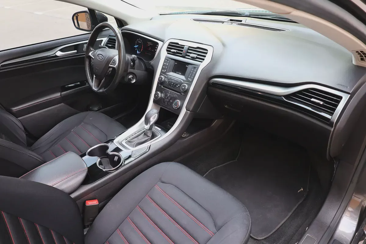 FORD FUSION SE - GCC SPECS - ACCIDENT FREE - FULL SERVICE HISTORY - EXCELENT CONDITION --15-15