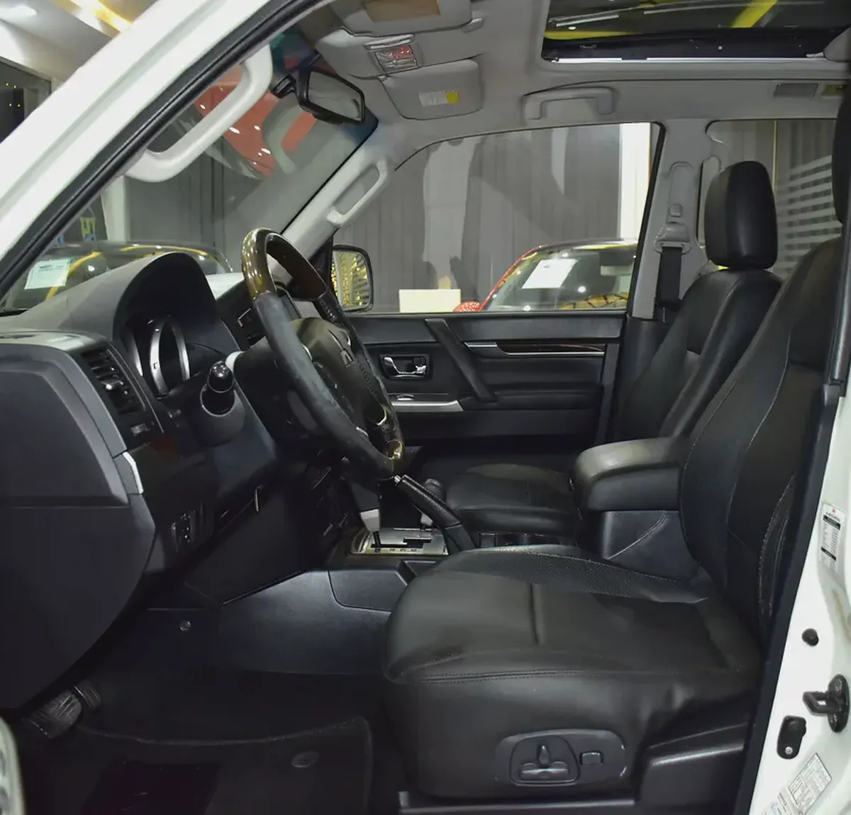 DIESEL ( ديزل ) Mitsubishi Pajero GLS Di-D ( 2012 Model ) in White Color GCC Specs-9-9