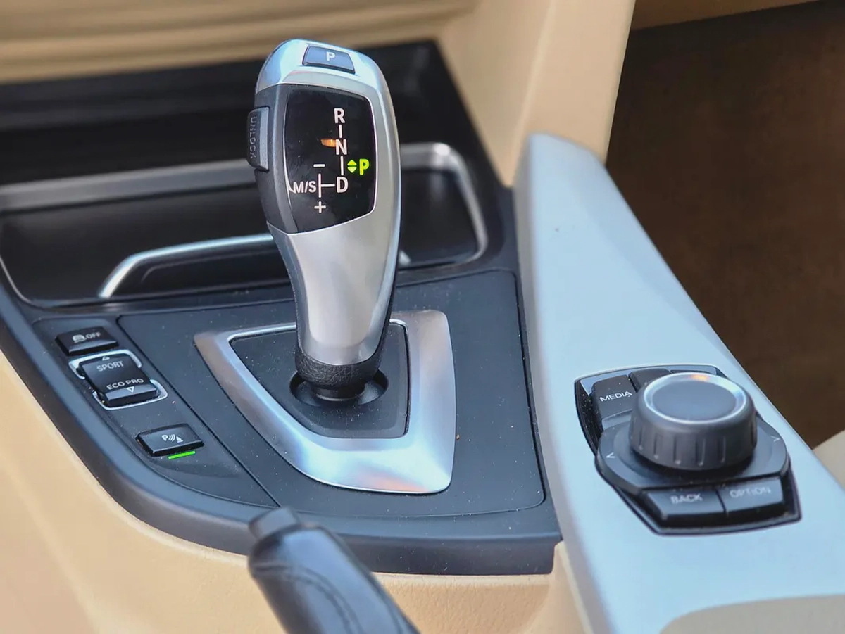 BMW 3-Series 318i 2018 GCC Specs-17-17