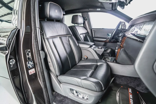 Rolls Royce Phantom-Diamond Grey Exterior Color-24 Inch Chrome Rims-Star Light System