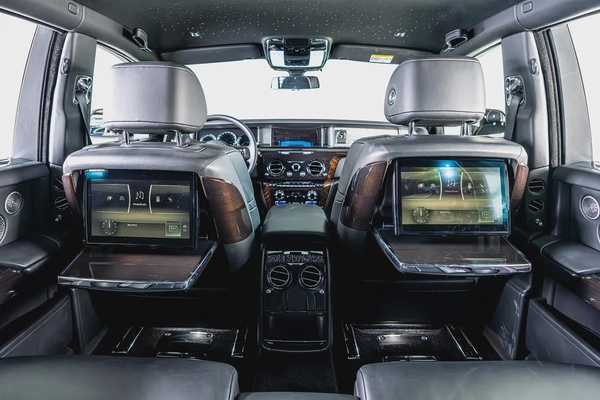Rolls Royce Phantom-Diamond Grey Exterior Color-24 Inch Chrome Rims-Star Light System