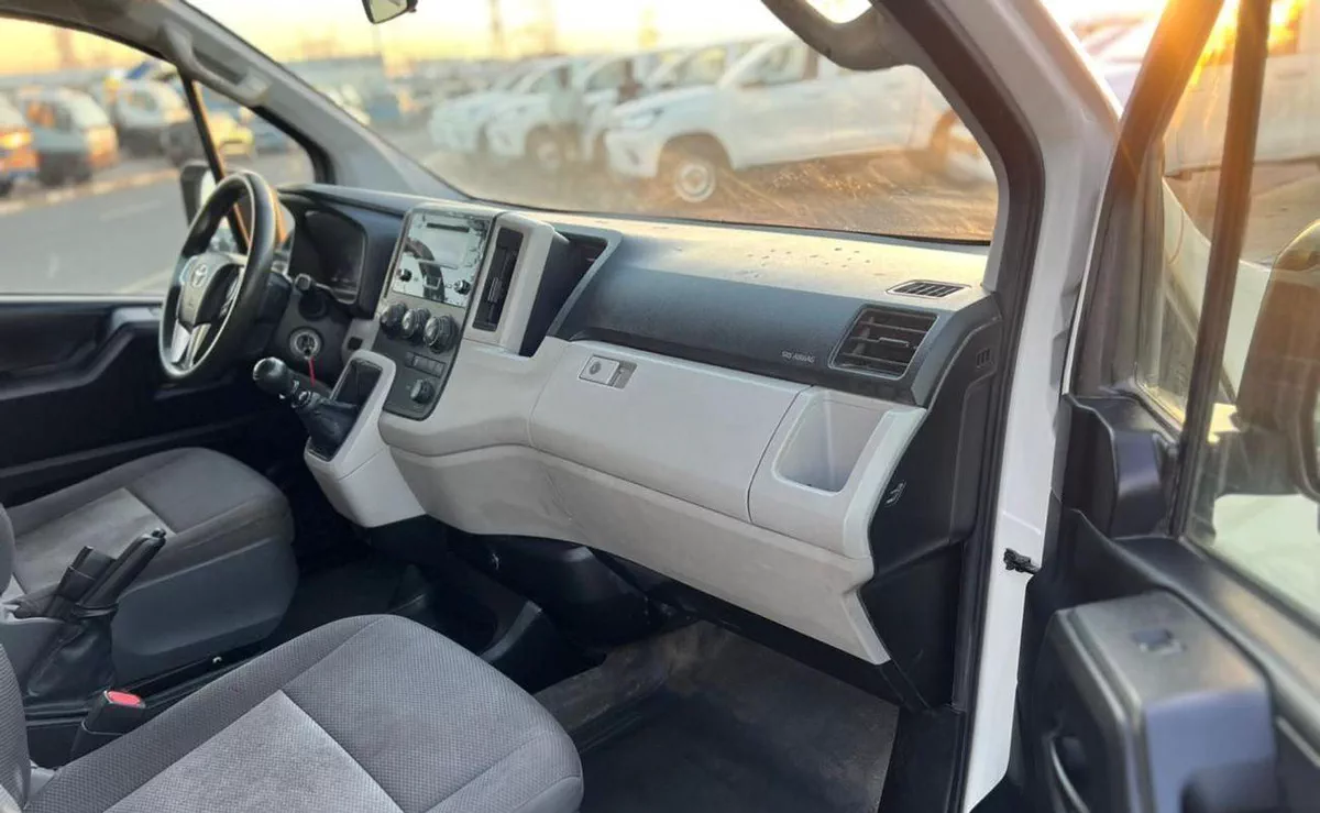 Toyota Hiace GL 2021 Toyota Hiace 3.5L V6 - Passenger - Patrol Manual - 13 Seater - No Accident --12-0