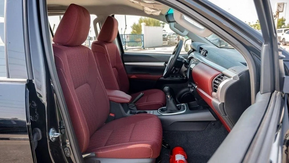 Toyota Hilux TOYOTA HILUX SR5 2025 PETROL MANUEL 2.7L-7-7