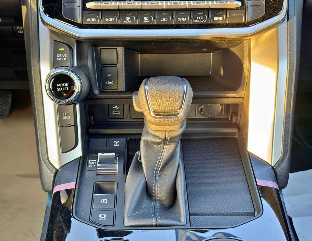Toyota Land Cruiser GXR 3.5L Twin Turbo | Sunroof | Driver Power Seat | Digital Speed Meter (CODE # GXR33M-7-0