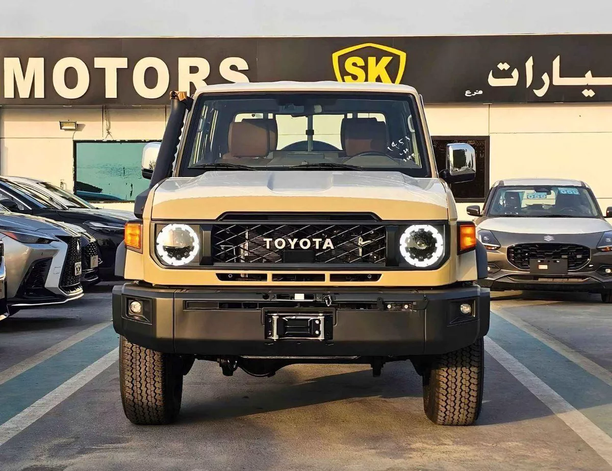 Toyota Land Cruiser Pick Up  DOUBLE CABIN / 2.8L V4 DIESEL A/T / DVD CAMERA / WINCH , SNORKEL / DIFF LOCK (CODE # LC-1-0