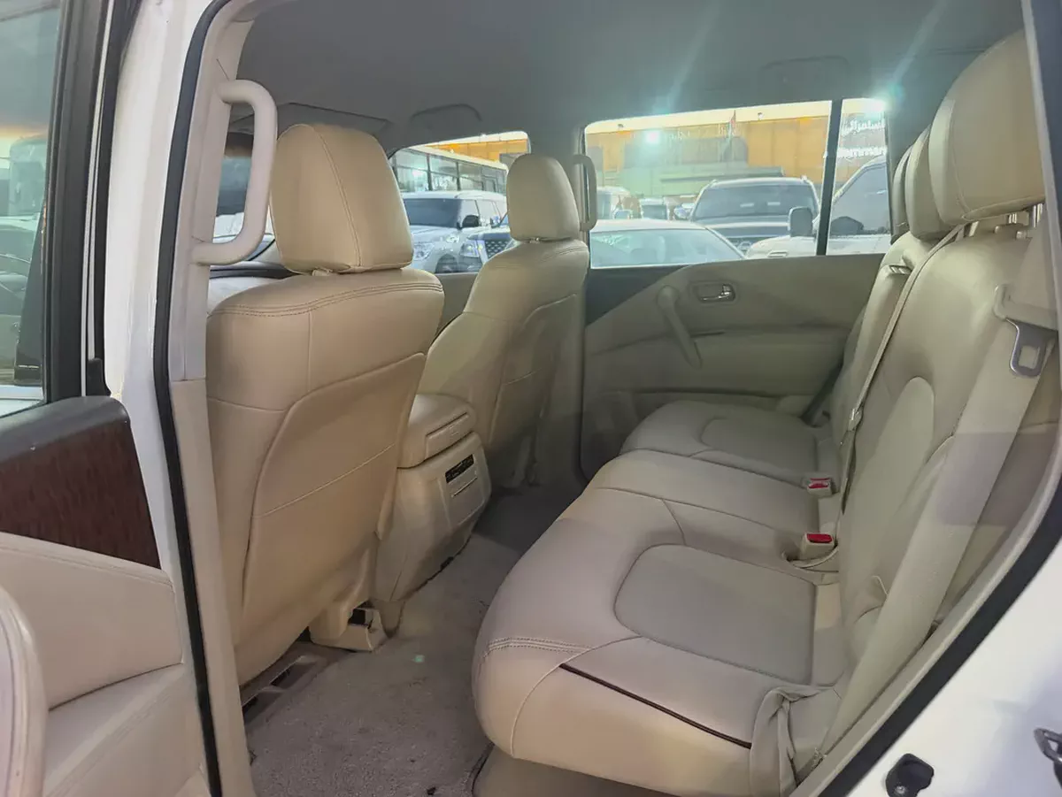 Nissan Patrol SE 2016 GCC Specs look 2024 white color-3-3