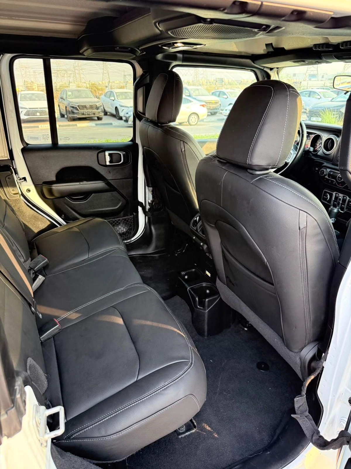 Jeep Wrangler Unlimited SAHARA-14-0
