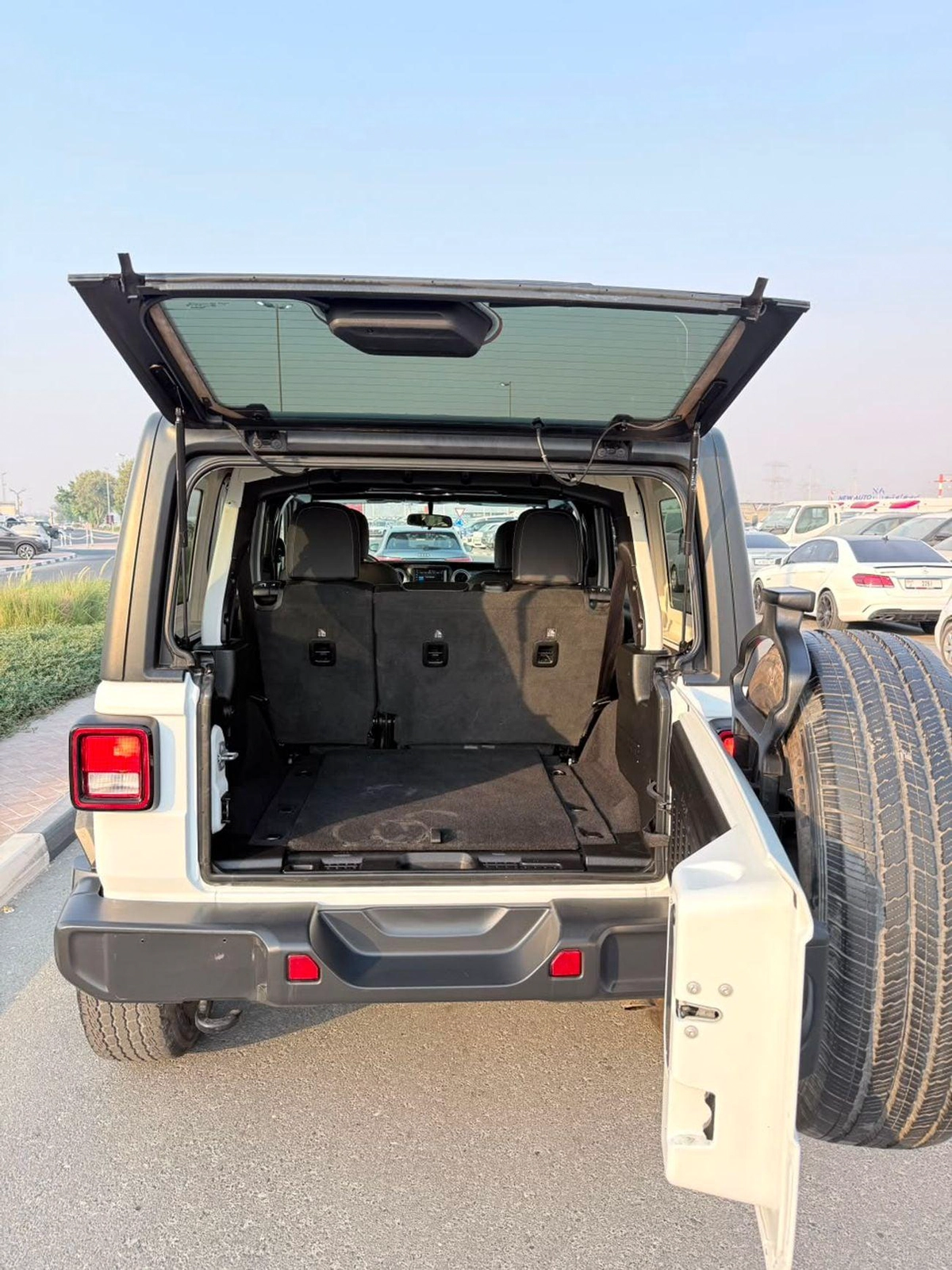 Jeep Wrangler Unlimited SAHARA-18-0
