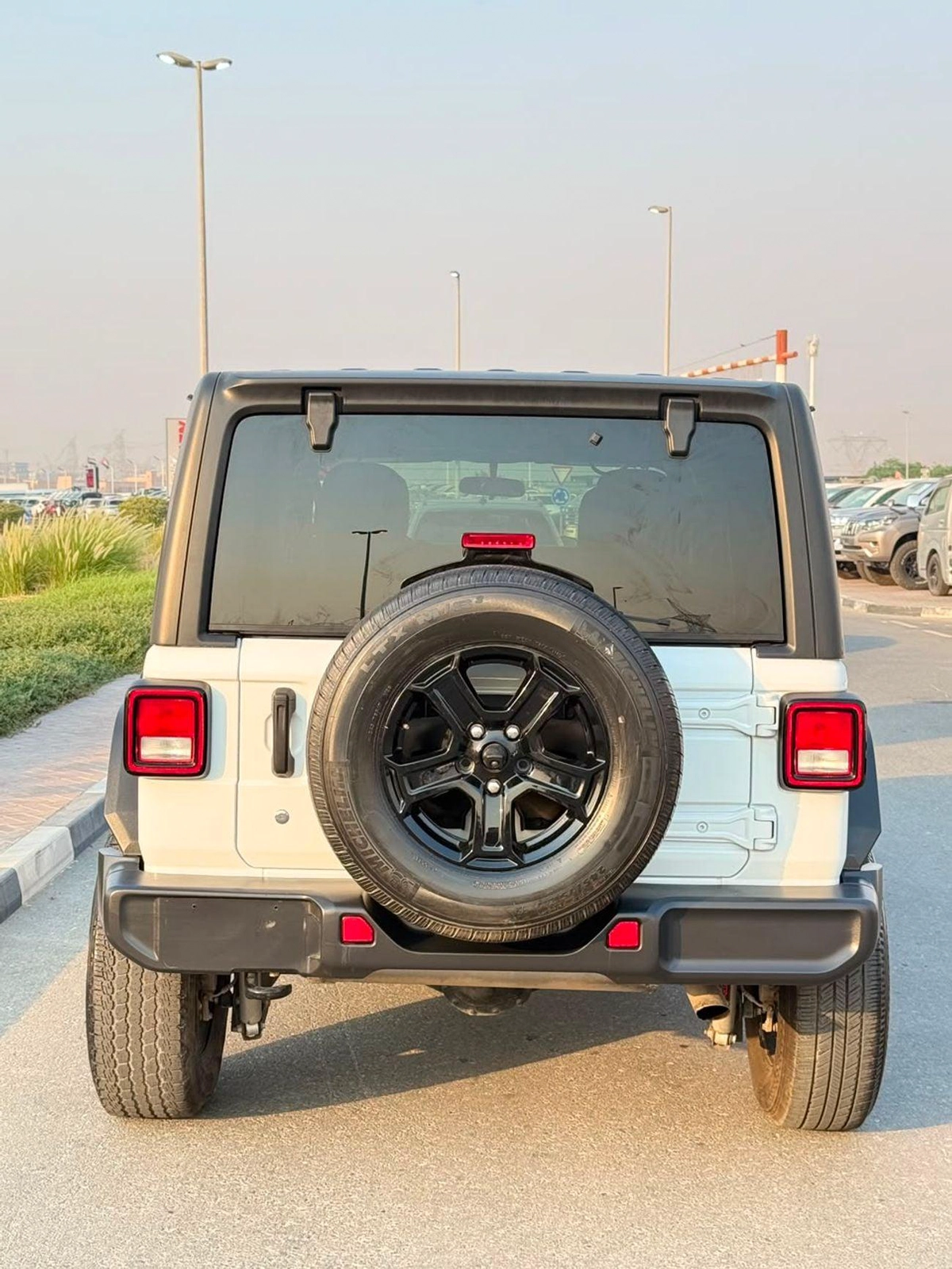 Jeep Wrangler Unlimited SAHARA-3-0