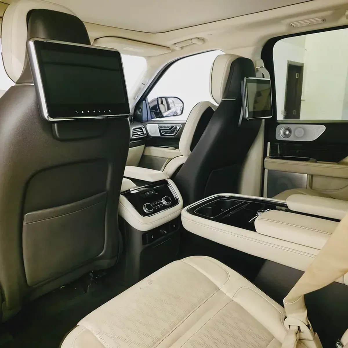 AED 2491 PM | LINCOLN NAVIGATOR PRESIDENTIAL 2019 | UNDER AGENCY SERVICE CONTRACT JUNE 2029 | GCC-17-17