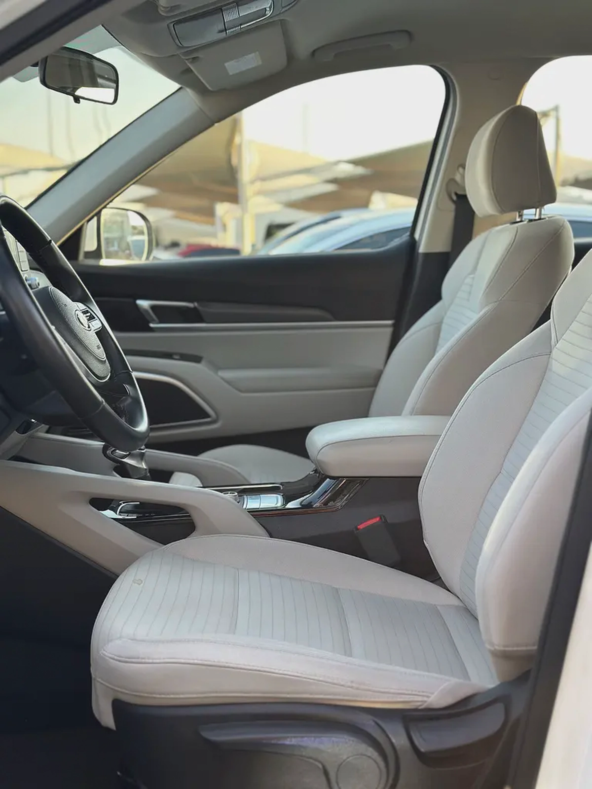 Kia Telluride EX | 2020 | GCC | 133,000 km | White / Grey | 7 Seater-8-8