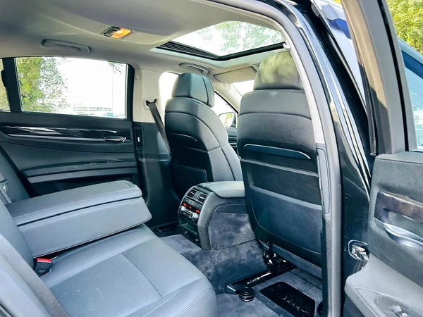 BMW 750I | 2010 | ONLY : 110417 KM | CLEAN TITLE | JAPAN IMPORT