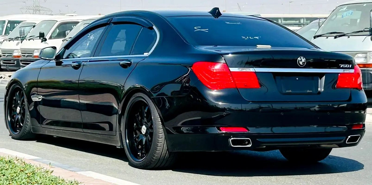 BMW 750I | 2010 | ONLY : 110417 KM | CLEAN TITLE | JAPAN IMPORT