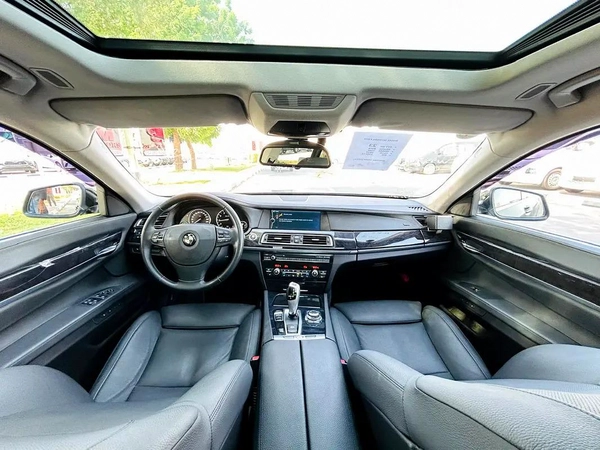 BMW 750I | 2010 | ONLY : 110417 KM | CLEAN TITLE | JAPAN IMPORT
