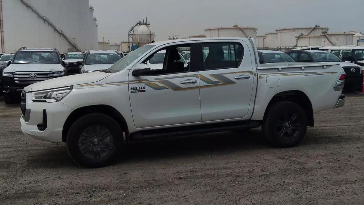Toyota Hilux SR5 (NON GCC)-1-0