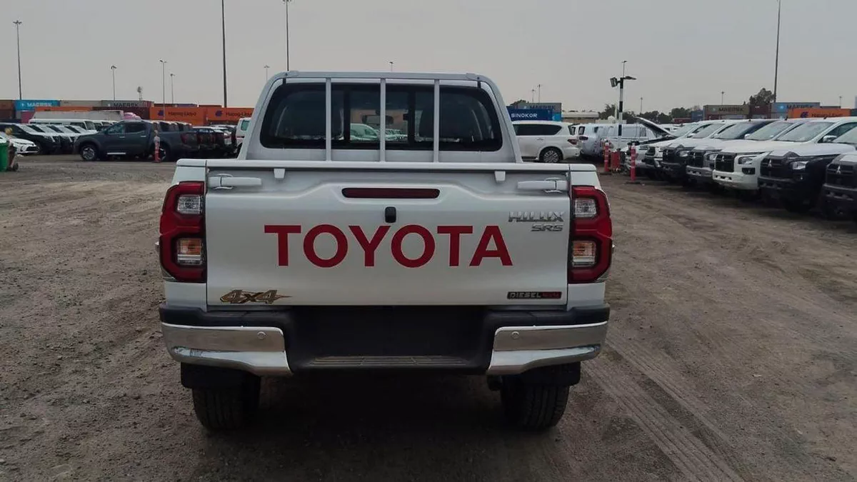 Toyota Hilux SR5 (NON GCC)-2-0