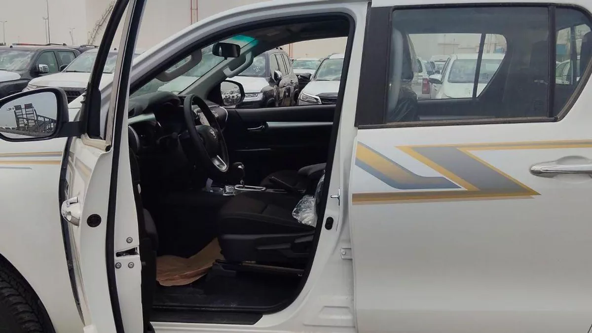Toyota Hilux SR5 (NON GCC)-3-0