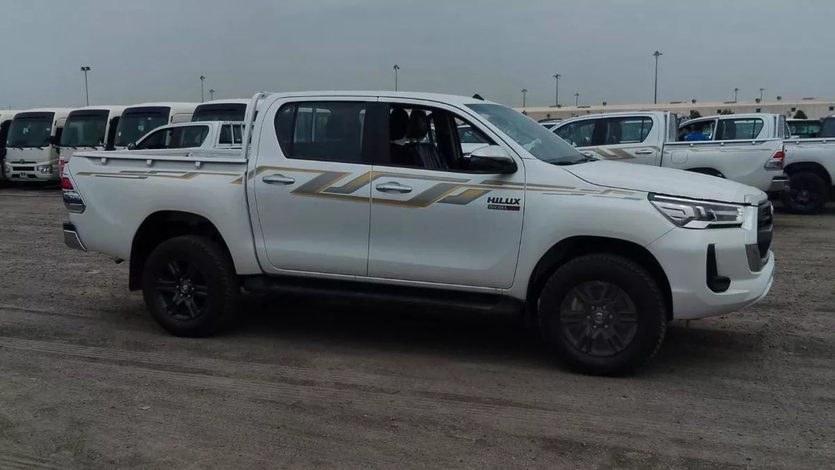 Toyota Hilux SR5 (NON GCC)-5-0