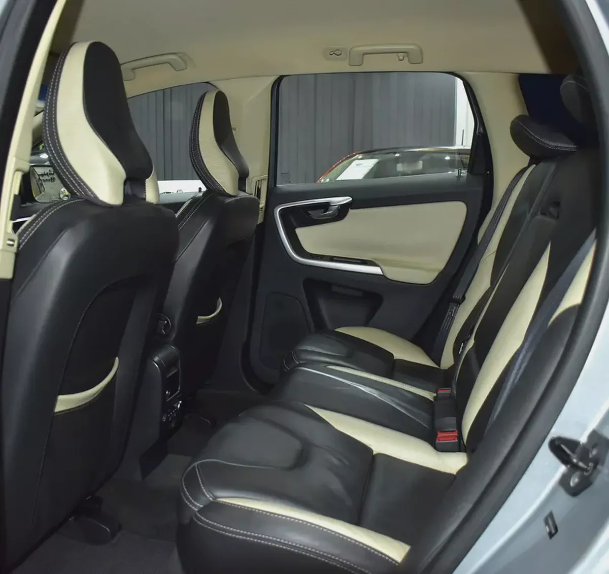 EXCELLENT DEAL for our Volvo T6 AWD R-Design ( 2010 Model ) in Silver Color GCC Specs-15-15