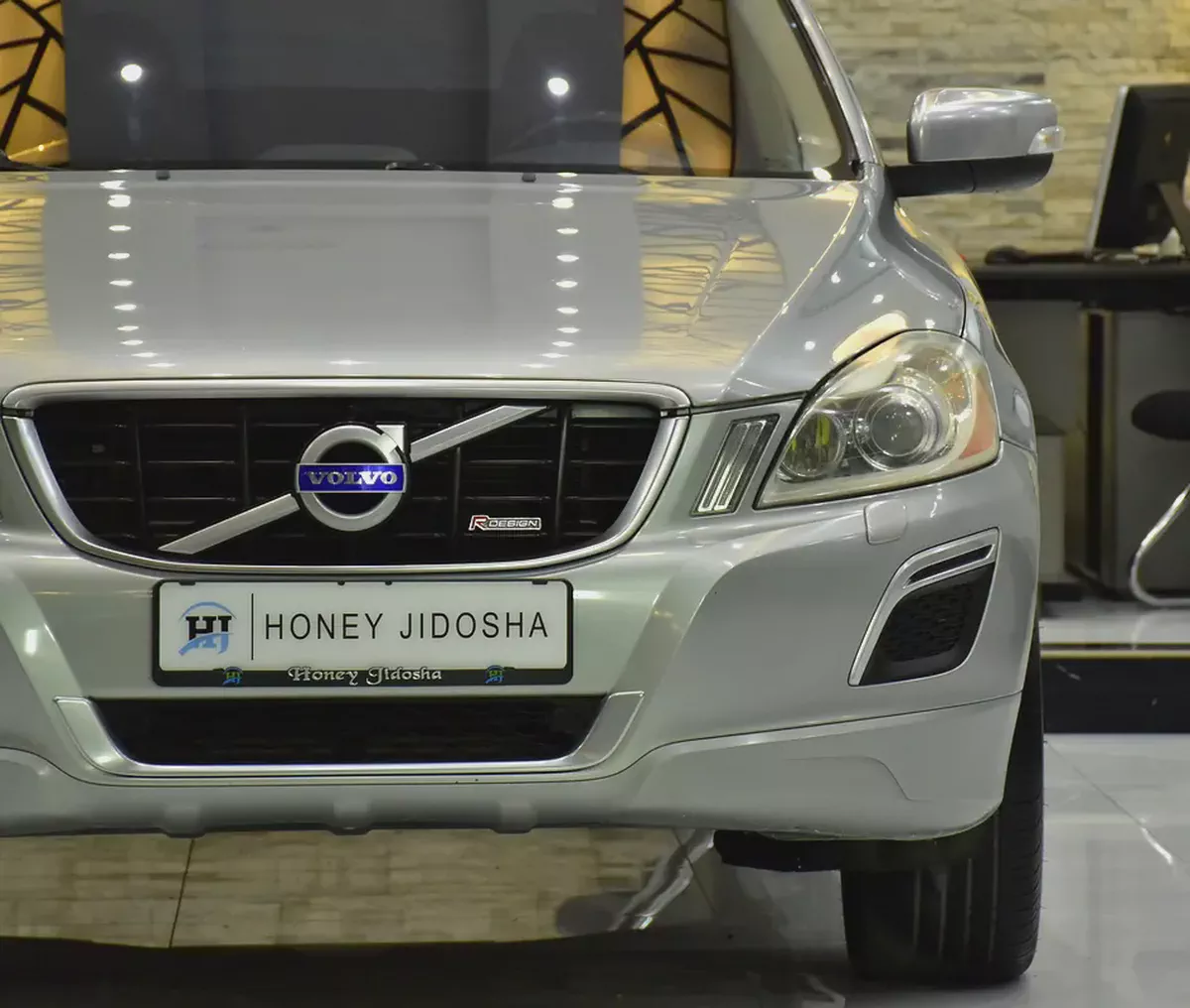 EXCELLENT DEAL for our Volvo T6 AWD R-Design ( 2010 Model ) in Silver Color GCC Specs-3-3