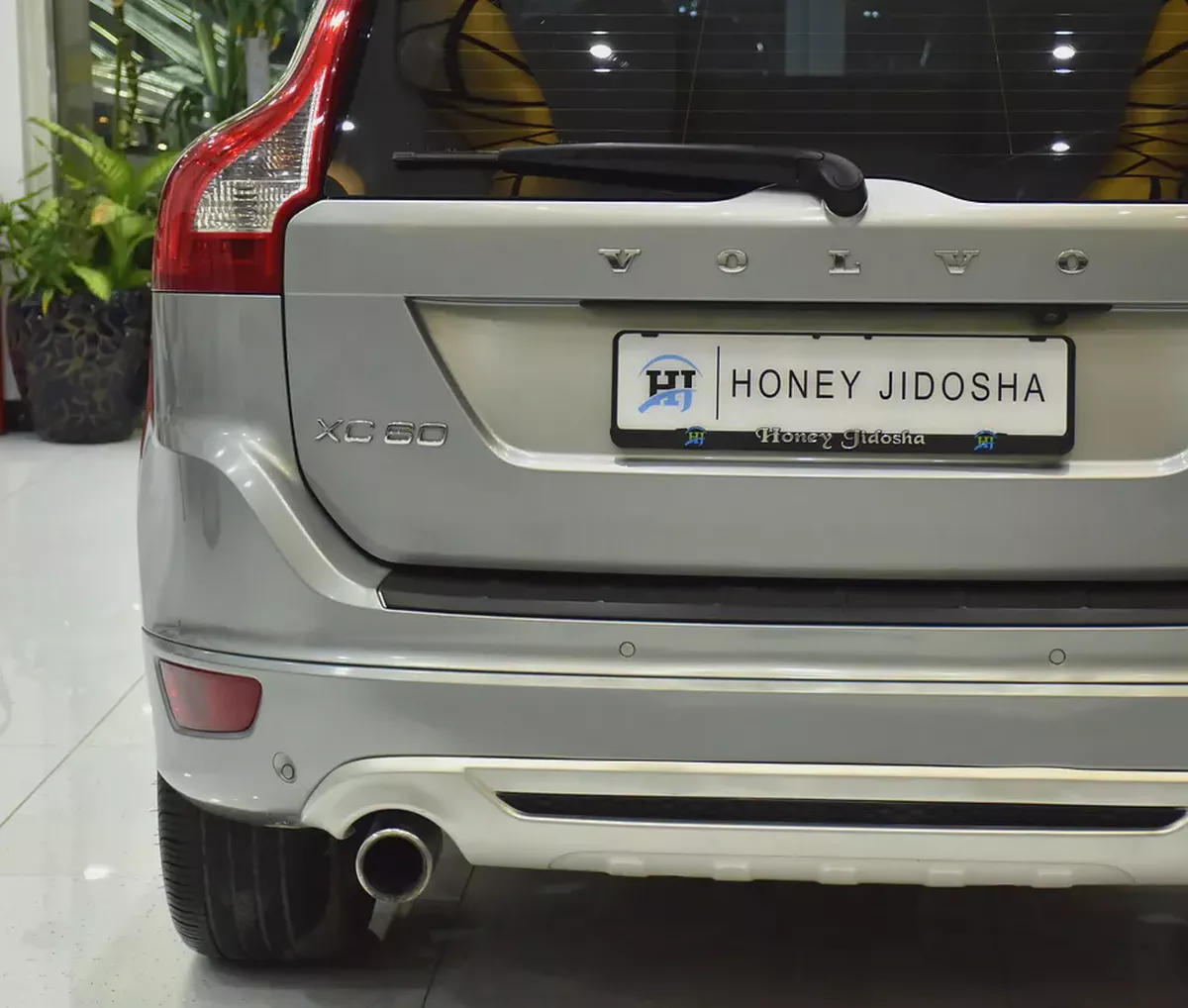 EXCELLENT DEAL for our Volvo T6 AWD R-Design ( 2010 Model ) in Silver Color GCC Specs-7-7