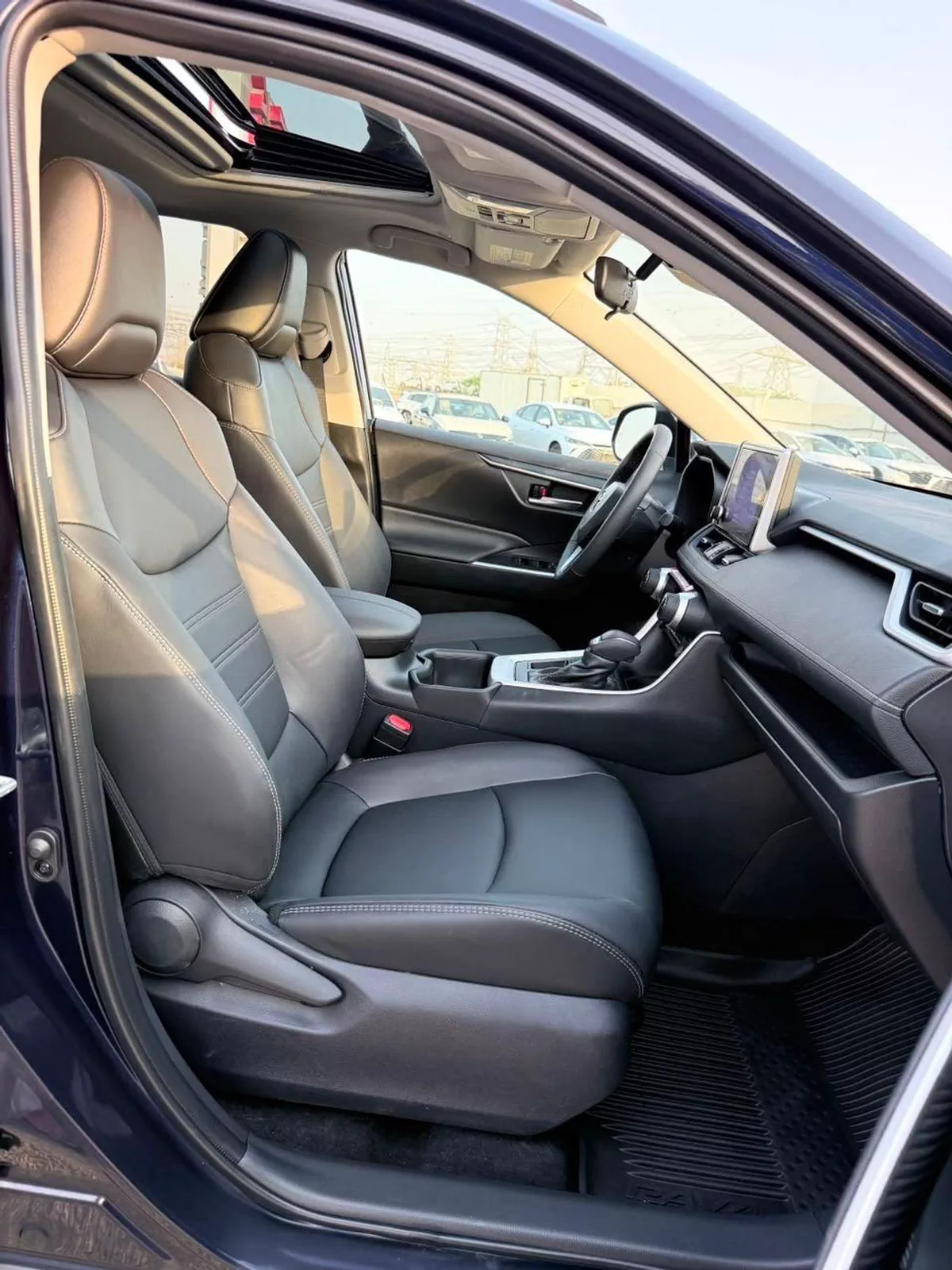 Toyota RAV4 XLE Full option 2025-13-0