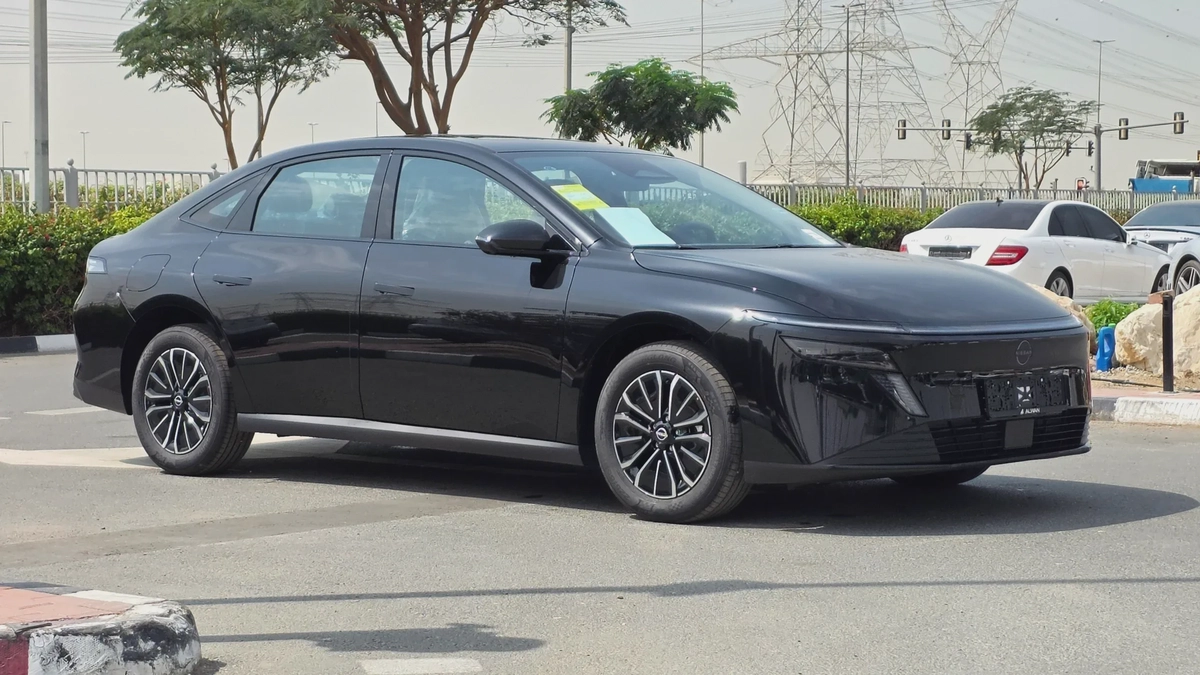 Nissan N6 (Black)