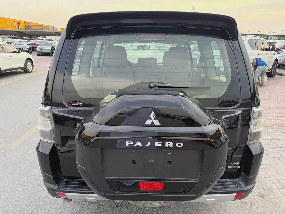 Mitsubshi pajero 2008 look 2020 balck color GCC-4-4