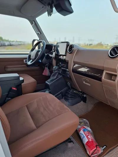 Toyota Land Cruiser 70-6