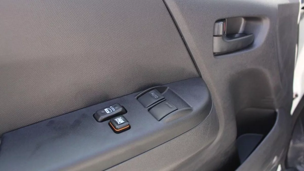 Toyota Hiace DLS - STD ROOF HIACE 2.5L HIGH ROOF DIESEL-12-0